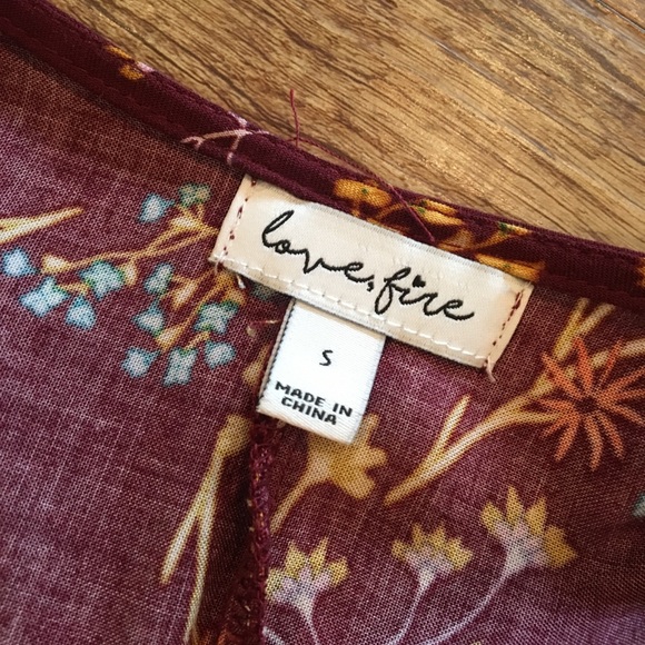 NEW Beautiful Fall Flowing Flower Top - Picture 3 of 4